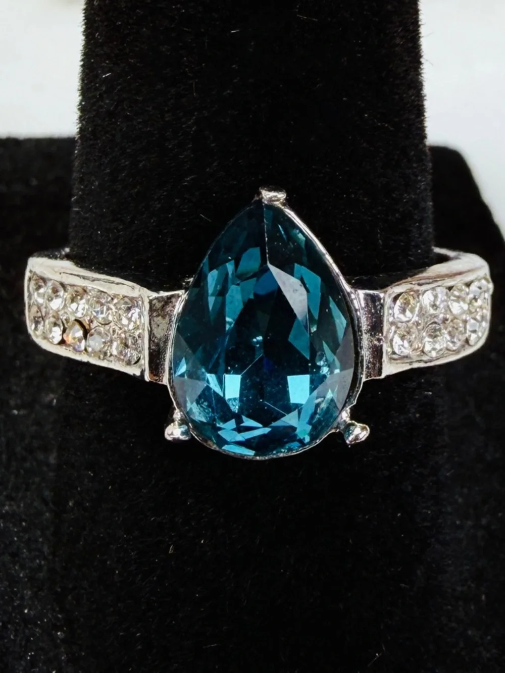 Silvertone with bling costume pear-shaped center ring size 7 3/4